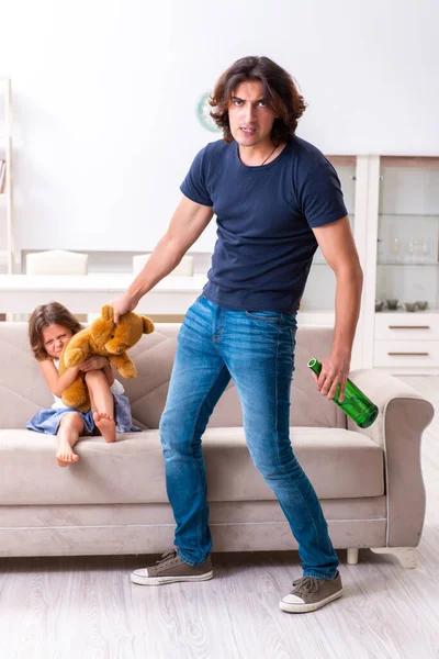 Részeg apa a családon belüli erőszak és a gyermekbántalmazás fogalmában — Stock Fotó