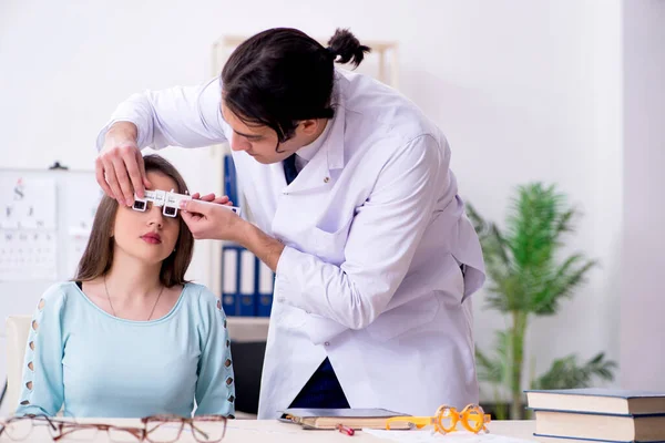 Jovem mulher visitando médico oculista masculino — Fotografia de Stock