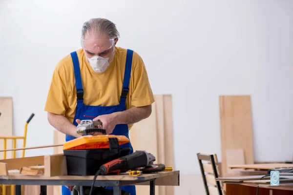 Viejo carpintero trabajando en taller — Foto de Stock