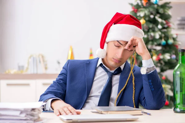 Giovane bel dipendente che celebra il Natale sul posto di lavoro — Foto Stock