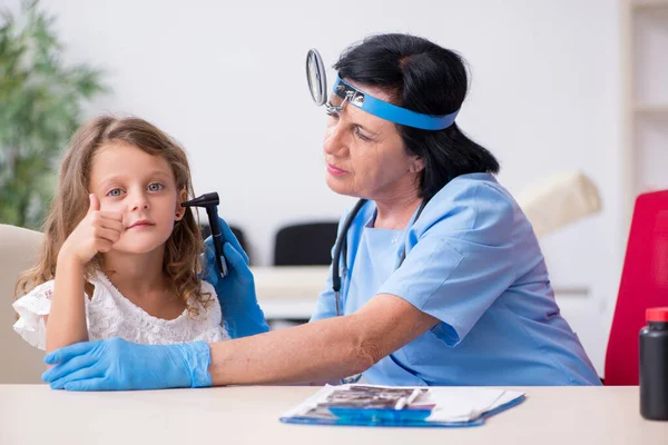 Bambina in visita vecchio medico femminile — Foto Stock