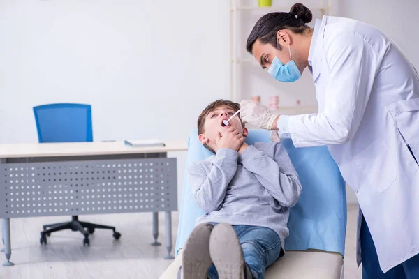 Young boy visiting doctor in hospital — Stock Photo, Image