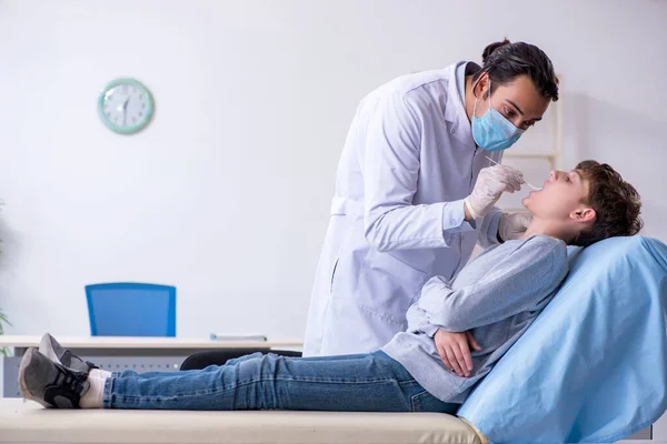 Giovane ragazzo in visita medico in ospedale — Foto Stock