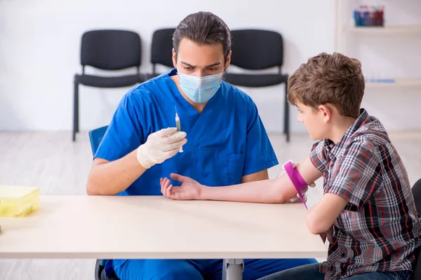 Fiatal fiú ellátogat orvoshoz a kórházban — Stock Fotó