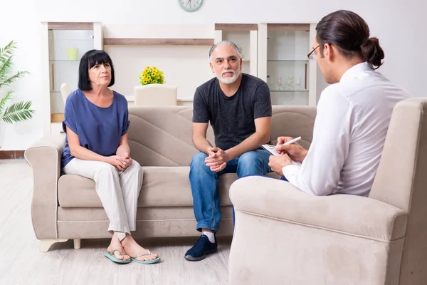 Oud echtpaar bezoekt psychiater arts — Stockfoto