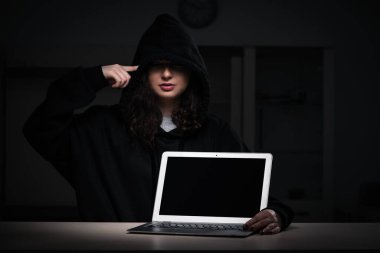 Ofiste güvenlik duvarını hackleyen kadın hacker.