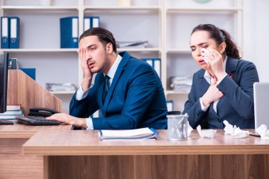 İki çalışan işyerinde acı çekiyor