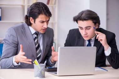 Ofiste çalışan iki genç çalışan.