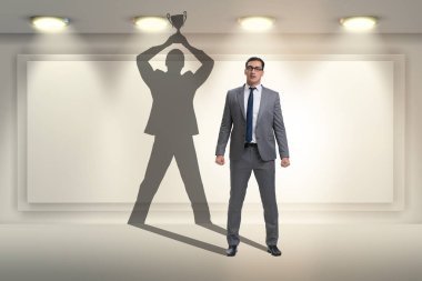 Büyük başarı konseptinde iş adamı