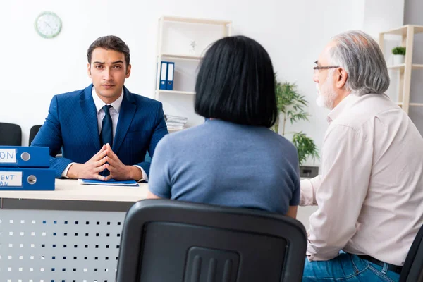 Financial advisor giving retirement advice to old couple — Stock Photo, Image