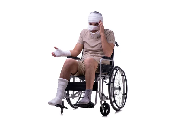 Раненый мужчина в инвалидном кресле изолирован на белом — стоковое фото