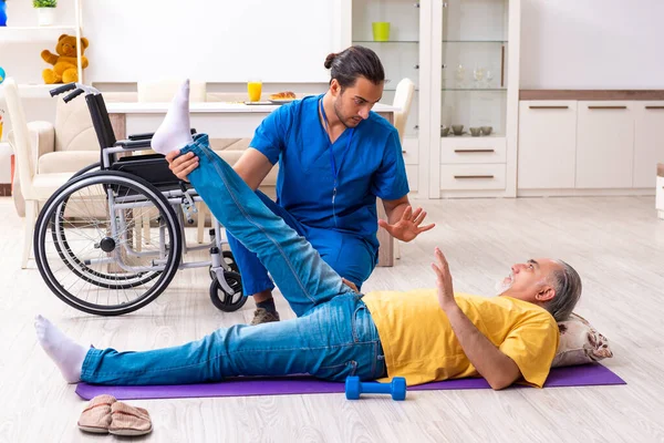 Junger Arzt besucht alte Patientin zu Hause — Stockfoto