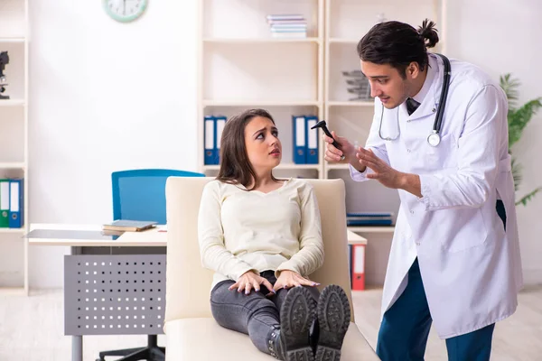 Jeune homme médecin et femme belle patiente — Photo