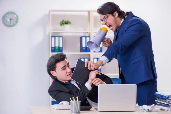 Patron et son assistant masculin travaillant au bureau — Photo