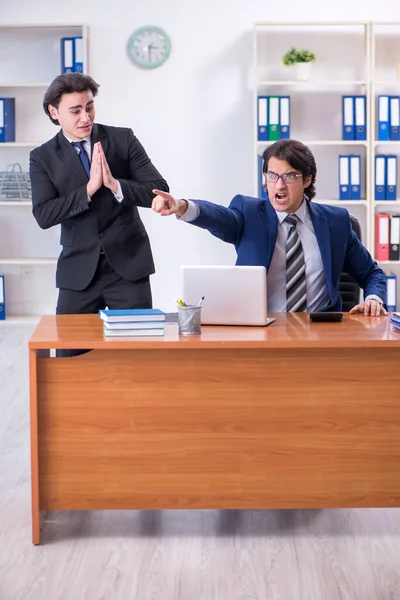 Boss and his male assistant working in the office — Stock Photo, Image