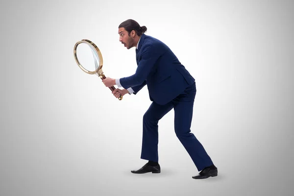 Zakenman met gigantisch vergrootglas — Stockfoto