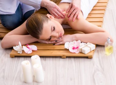 Salondaki spa prosedürü sırasında genç bir kadın.