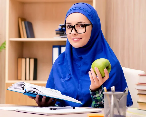 Muslimsk flicka förbereder sig för inträde tentor — Stockfoto