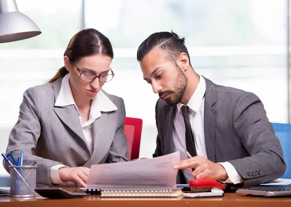 Mujer y hombre en el concepto de negocio —  Fotos de Stock