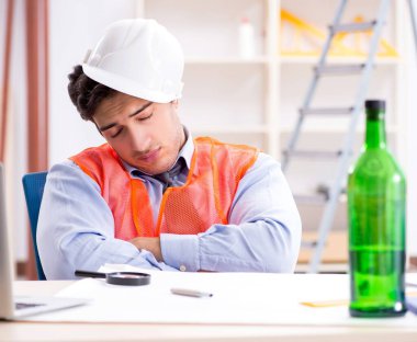 Atölyede çalışan sarhoş mühendis.