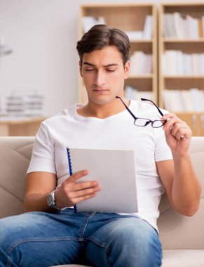 Kanepede oturan adam.