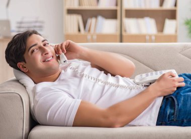 Koltukta yalan telefonda konuşan genç adam