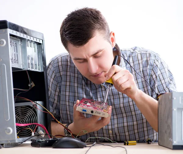 Fiatal technikus számítógép javítás a műhelyben — Stock Fotó