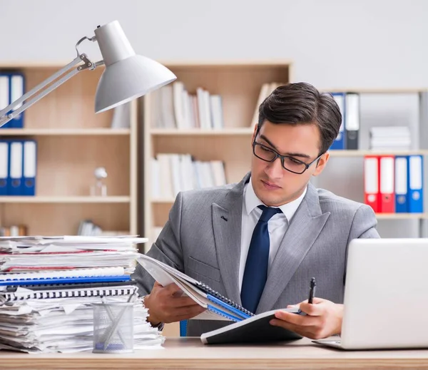 Bonito empresário que trabalha no escritório — Fotografia de Stock