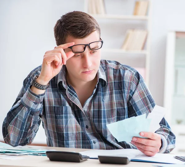 Junger Mann frustriert über sein Haus und Steuerrechnungen — Stockfoto