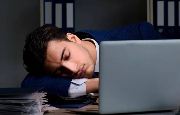 Empresario cansado y durmiendo en la oficina después de horas extras —  Fotos de Stock