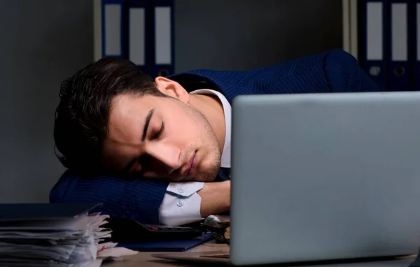 Empresário cansado e dormindo no escritório após horas extras — Fotografia de Stock