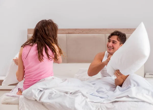 Семейный конфликт с мужем в постели — стоковое фото