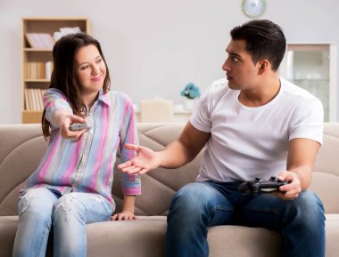Bilgisayar oyunları bağımlılığından muzdarip genç aile