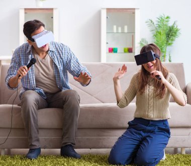 Sanal gerçeklik gözlükleriyle karaoke yapan çiftler