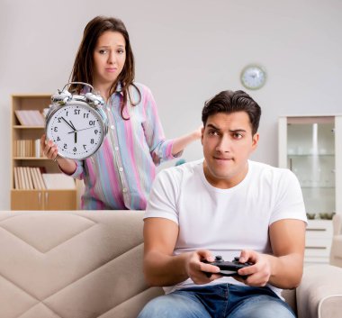 Bilgisayar oyunları bağımlılığından muzdarip genç aile