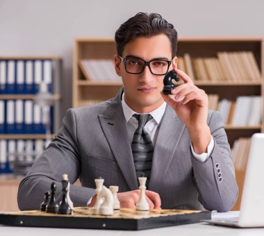 genç işadamı ofiste satranç oynamayı