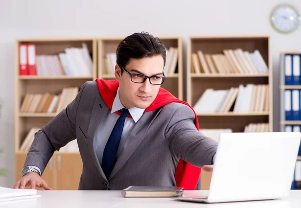 Homem de negócios super-herói trabalhando no escritório — Fotografia de Stock