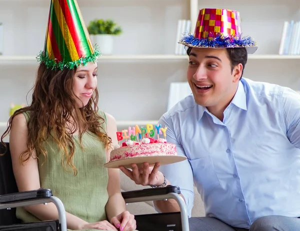 Ung familj firar födelsedag med handikappade — Stockfoto