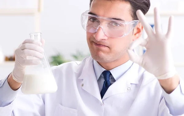 Food scientist testing new stuff in the lab — Stock Photo, Image