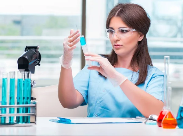 Giovane medico donna che lavora in laboratorio — Foto Stock