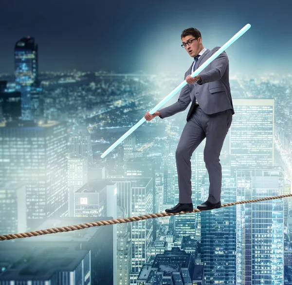 Empresário fazendo corda bamba andando em conceito de risco — Fotografia de Stock