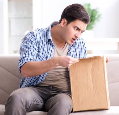 Çalıntı mallarla dolu boş bir paket alan adam