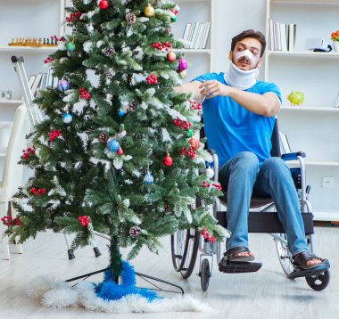 Sakatlanan adam Noel 'i evde kutluyor