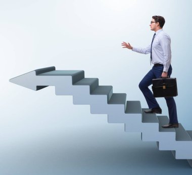 İş adamı iş dünyasında kariyer basamaklarını tırmanıyor