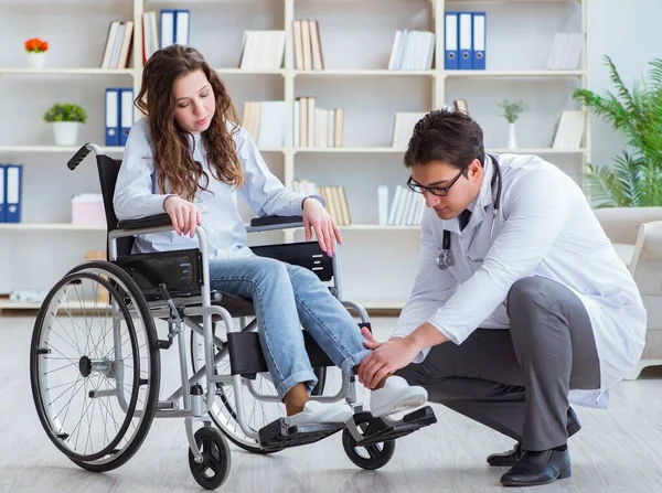 Пациент с ограниченными возможностями на инвалидной коляске посещает врача для регулярной проверки — стоковое фото