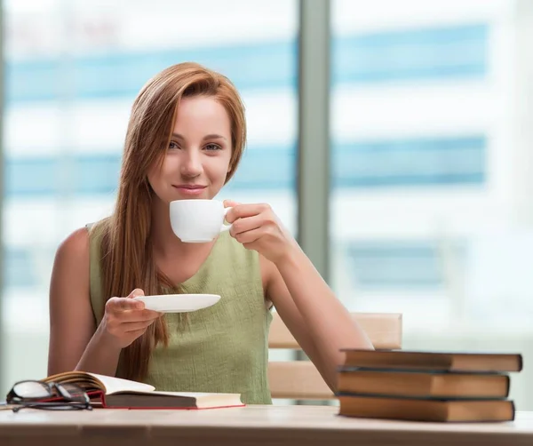 お茶を飲む試験の準備をする若い学生 — ストック写真