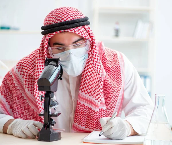 Chimiste arabe travaillant dans le bureau du laboratoire — Photo