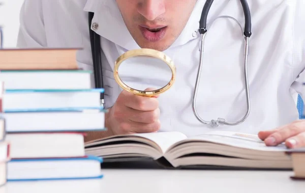 Medicinsk student som förbereder sig för universitetsprov — Stockfoto