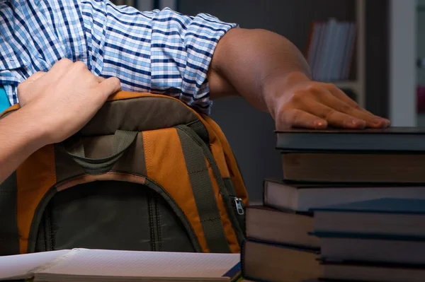 Étudiant se préparant pour les examens tard dans la nuit à la maison — Photo