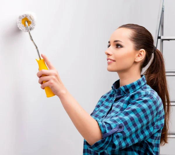 Mulher pintando a parede em DIY conceito — Fotografia de Stock